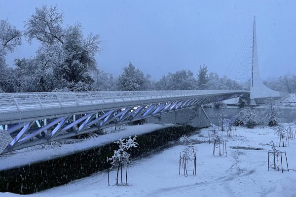 Snow-at-the-sundial-bridge-in-redding
